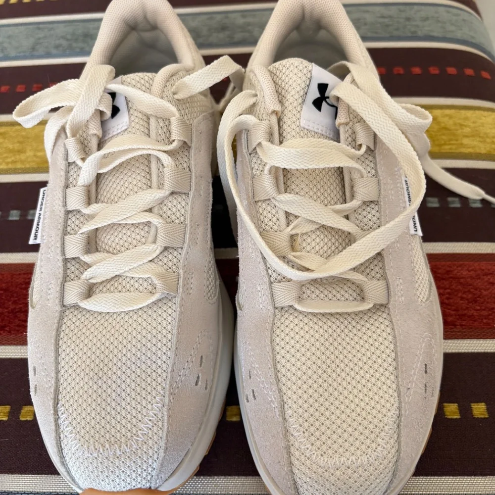 Womens Under Armour  size 7 - Picture 2 of 3